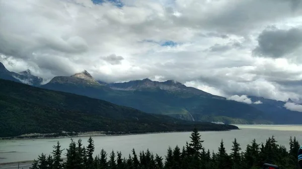 Montanha Horizonte Preenchido Oceano Pacífico Passagem Interior Alaska — Fotografia de Stock