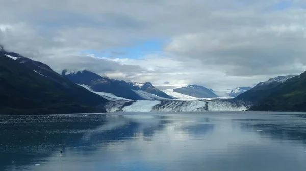 大学フィヨルドアラスカの終わりのハーバード氷河 広い氷河が海への道を刻む 山々は水面を照らし 太陽の光に光る水と雲 — ストック写真