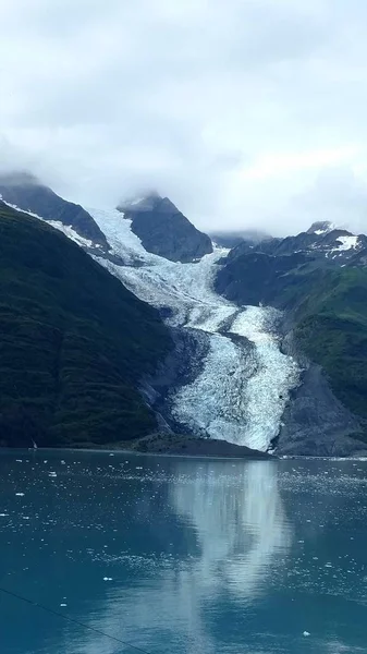 Lodowce Parku Narodowym Glacier Bay Alasce Lodowce Przybywających Szczyty Górskie — Zdjęcie stockowe