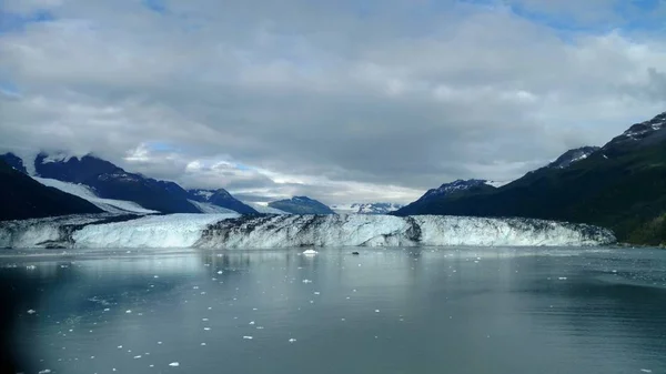ハーバード氷河アラスカ カレッジ フィヨルドの終わりに 広い氷河が海に そのパスを彫刻します 山ピーク水と雲 — ストック写真