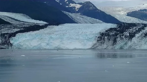 アラスカ州グレイシャー湾国立公園内の氷河山頂を越え 太平洋に滑り出る氷河 — ストック写真