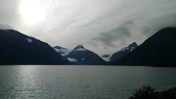 Dağ Dolu Pasifik Okyanusu Ufukta Passage Alaska — Stok fotoğraf