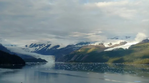 Lodowce Parku Narodowym Glacier Bay Alasce Lodowce Przybywających Szczyty Górskie — Zdjęcie stockowe