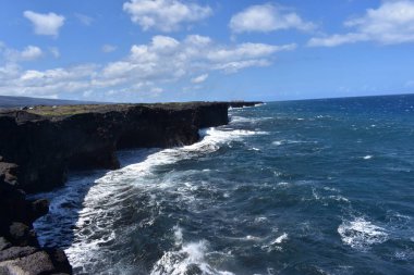 Sea Cliff Volcano Ulusal Parkı 'nda Merhaba dalgalar volkanik kaya karşı patlayan köpük ve sörf yaratmak