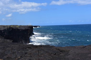 Sea Cliff Volcano Ulusal Parkı 'nda Merhaba dalgalar volkanik kaya karşı patlayan köpük ve sörf yaratmak