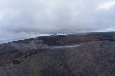 Mauna Loa yanardağ krateri Hawaii duman Arial görünümü krater ve çamurdan magma sızıntıları yüzeye olarak billowing