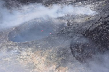 Mauna Loa yanardağ krateri Hawaii duman Arial görünümü krater ve çamurdan magma sızıntıları yüzeye olarak billowing
