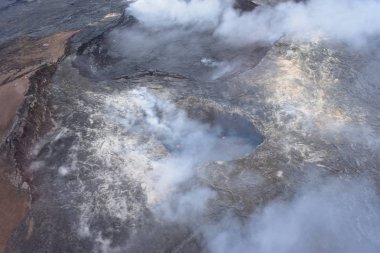 Mauna Loa yanardağ krateri Hawaii duman Arial görünümü krater ve çamurdan magma sızıntıları yüzeye olarak billowing