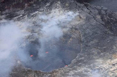 Mauna Loa yanardağ krateri Hawaii duman Arial görünümü krater ve çamurdan magma sızıntıları yüzeye olarak billowing
