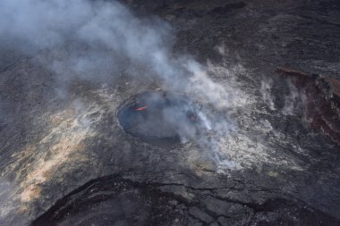 Mauna Loa yanardağ krateri Hawaii duman Arial görünümü krater ve çamurdan magma sızıntıları yüzeye olarak billowing