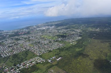 Hawaii yağmur ormanları ve şelaleler, nehirler ve vadiler ile yoğun bir tropikal yağmur ormanları arasında Arial View arazi boyunca çizmeyeceksiniz Zig