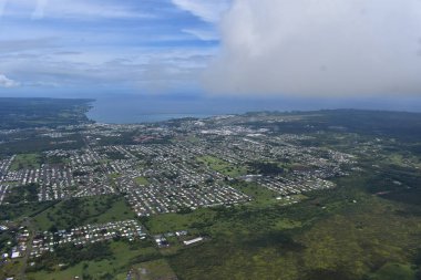Hawaii yağmur ormanları ve şelaleler, nehirler ve vadiler ile yoğun bir tropikal yağmur ormanları arasında Arial View arazi boyunca çizmeyeceksiniz Zig