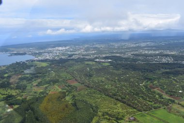 Hawaii yağmur ormanları ve şelaleler, nehirler ve vadiler ile yoğun bir tropikal yağmur ormanları arasında Arial View arazi boyunca çizmeyeceksiniz Zig