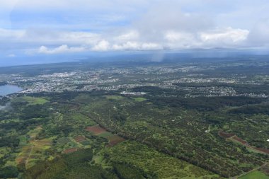 Hawaii yağmur ormanları ve şelaleler, nehirler ve vadiler ile yoğun bir tropikal yağmur ormanları arasında Arial View arazi boyunca çizmeyeceksiniz Zig