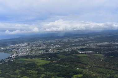 Hawaii yağmur ormanları ve şelaleler, nehirler ve vadiler ile yoğun bir tropikal yağmur ormanları arasında Arial View arazi boyunca çizmeyeceksiniz Zig