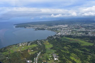 Hawaii yağmur ormanları ve şelaleler, nehirler ve vadiler ile yoğun bir tropikal yağmur ormanları arasında Arial View arazi boyunca çizmeyeceksiniz Zig