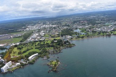 Hawaii yağmur ormanları ve şelaleler, nehirler ve vadiler ile yoğun bir tropikal yağmur ormanları arasında Arial View arazi boyunca çizmeyeceksiniz Zig