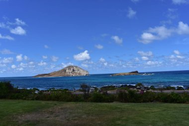 Hawaii 'de Pasifik Okyanusu 'nun dağ tarafı manzarası. Orman denizde dağılmak gibi yuvarlanan bulutlar