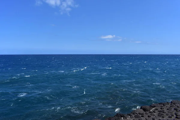 Вид Гори Океану Хмарами Під Блакитним Небом — стокове фото