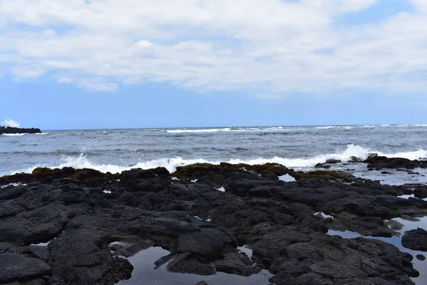 Dalgalar Mavi Bir Gökyüzü Altında Kayalar Üzerinde Yıkamak Gibi Hawaii — Stok fotoğraf