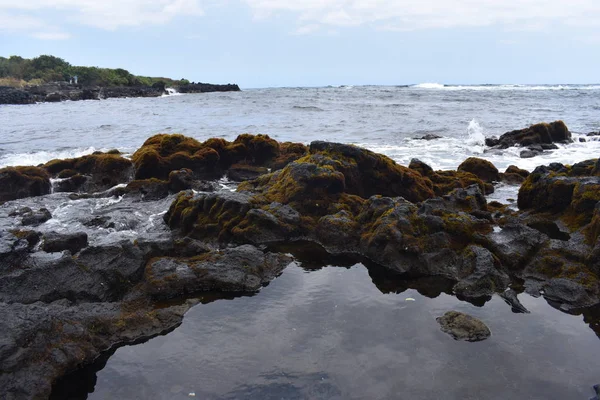 Wellen Krachen Felsigen Ufer Hawaiiweißem Schaum Während Die Wellen Unter — Stockfoto