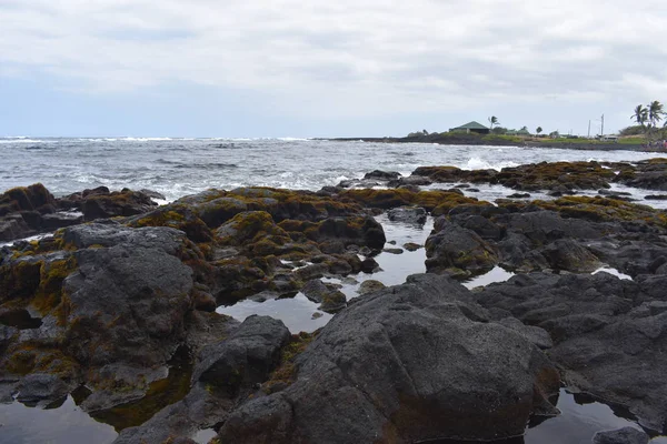 波は青い空の下の岩の上に洗うようにハワイ白い泡で岩の海岸にクラッシュ波 — ストック写真