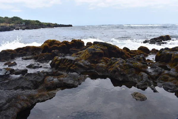 Dalgalar Mavi Bir Gökyüzü Altında Kayalar Üzerinde Yıkamak Gibi Hawaii — Stok fotoğraf