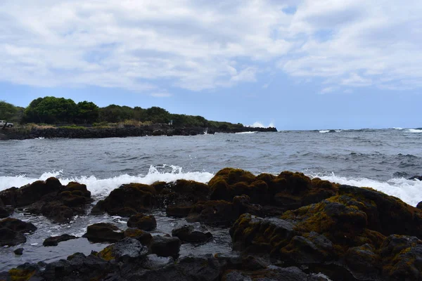 Wellen Krachen Felsigen Ufer Hawaiiweißem Schaum Während Die Wellen Unter — Stockfoto