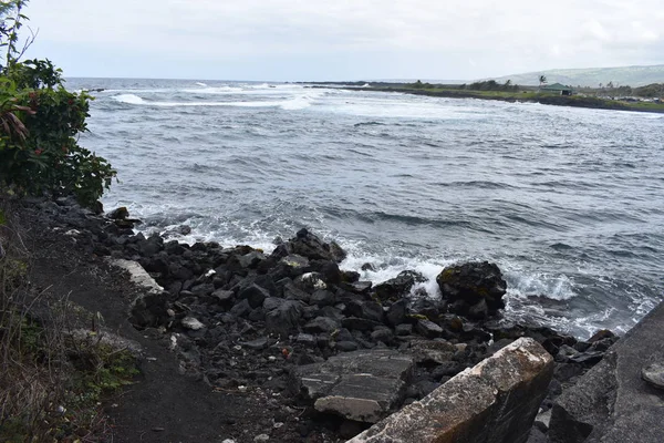 Golven Crashen Rocky Shore Hawaii Wit Schuim Als Golven Wassen — Stockfoto