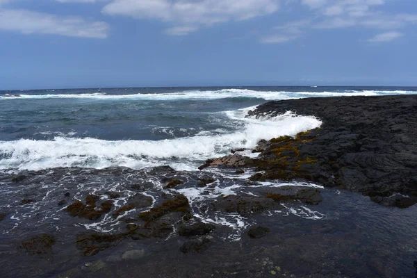 Olas Que Estrellan Rocky Shore Hawaii Espuma Blanca Mientras Las — Foto de Stock