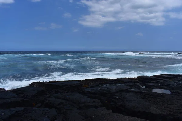 Olas Que Estrellan Rocky Shore Hawaii Espuma Blanca Mientras Las — Foto de Stock