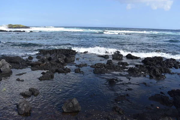 Dalgalar Mavi Bir Gökyüzü Altında Kayalar Üzerinde Yıkamak Gibi Hawaii — Stok fotoğraf