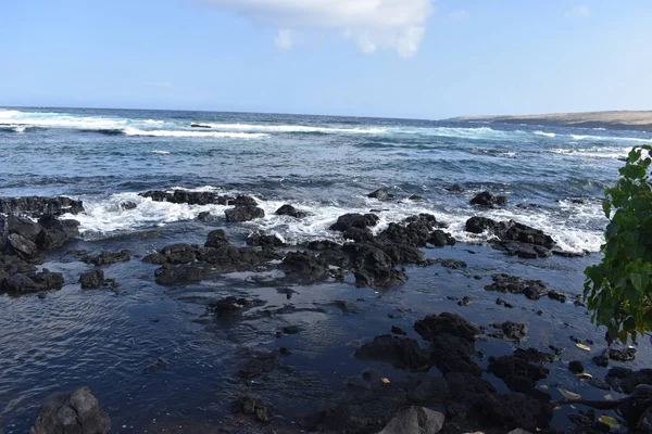 Golven Crashen Rocky Shore Hawaii Wit Schuim Als Golven Wassen — Stockfoto