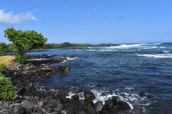 Olas Que Estrellan Rocky Shore Hawaii Espuma Blanca Mientras Las —  Fotos de Stock