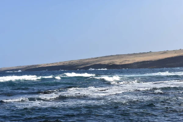 Vlny Rozbíjejí Skalnaté Pobřeží Havaji Jak Vlny Vymyjí Nad Kameny — Stock fotografie