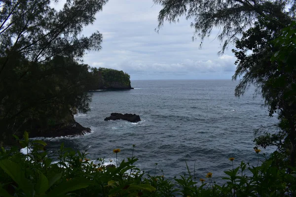 海浪在夏威夷的洛基海岸上刮起白色泡沫 海浪冲过蓝天下的岩石 — 图库照片