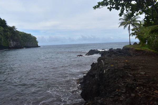 Dalgalar Mavi Bir Gökyüzü Altında Kayalar Üzerinde Yıkamak Gibi Hawaii — Stok fotoğraf