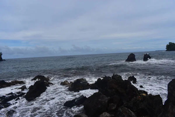 Wellen Krachen Felsigen Ufer Hawaiiweißem Schaum Während Die Wellen Unter — Stockfoto