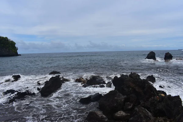 Волны Разбиваются Скалистое Побережье Гавайях Белая Пена Волны Моют Над — стоковое фото