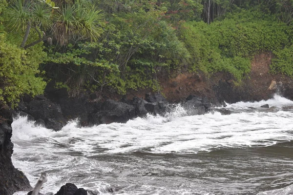 海浪在夏威夷的洛基海岸上刮起白色泡沫 海浪冲过蓝天下的岩石 — 图库照片