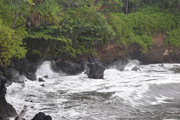 Dalgalar Mavi Bir Gökyüzü Altında Kayalar Üzerinde Yıkamak Gibi Hawaii — Stok fotoğraf