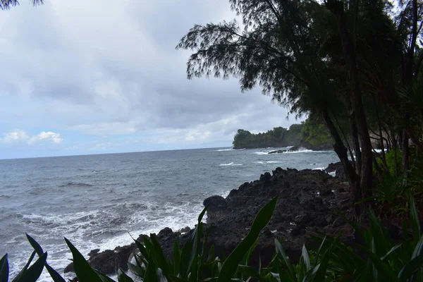 Vlny Rozbíjejí Skalnaté Pobřeží Havaji Jak Vlny Vymyjí Nad Kameny — Stock fotografie