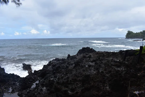 Dalgalar Mavi Bir Gökyüzü Altında Kayalar Üzerinde Yıkamak Gibi Hawaii — Stok fotoğraf