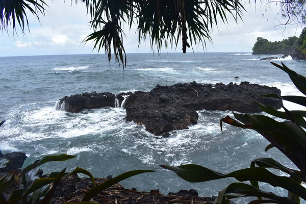 海浪在夏威夷的洛基海岸上刮起白色泡沫 海浪冲过蓝天下的岩石 — 图库照片