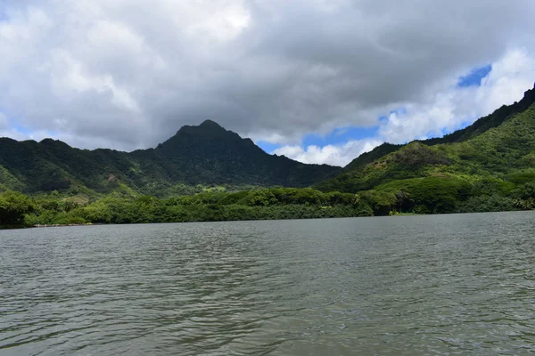 夏威夷的太平洋山边景观 当丛林扩散到大海中时 云滚滚而来 — 图库照片