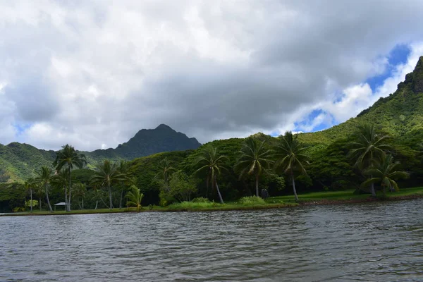 Vista Montaña Del Océano Pacífico Hawai Nubes Rodando Mientras Selva —  Fotos de Stock