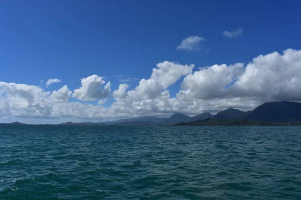Widok Góry Oceanu Chmur Pod Błękitnym Niebem — Zdjęcie stockowe