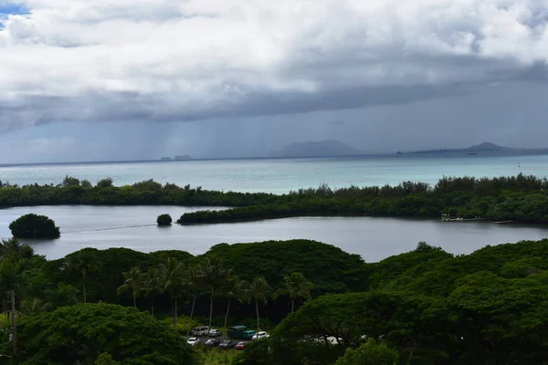 Vista Montaña Del Océano Pacífico Hawai Nubes Rodando Mientras Selva —  Fotos de Stock