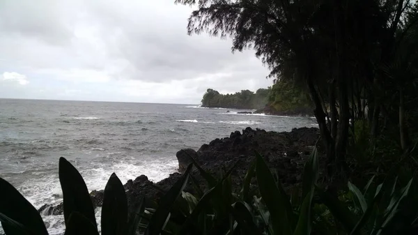 Golven Crashen Rocky Shore Hawaii Wit Schuim Als Golven Wassen — Stockfoto