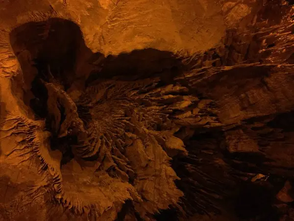 Grande Caverna Mammoth Cave Kentucky Com Iluminação Esparsa Formações — Fotografia de Stock
